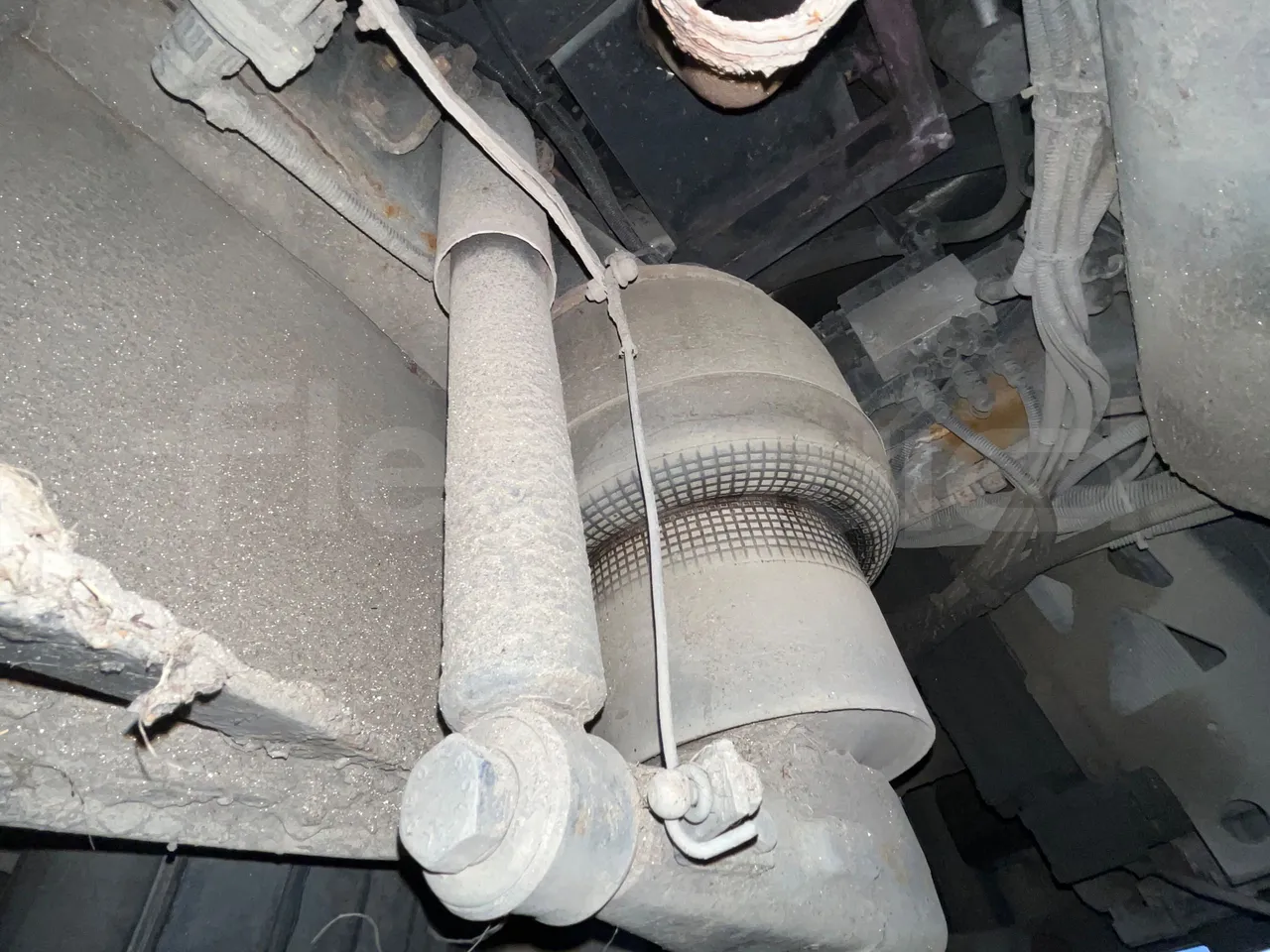 Irisbus 397E.12 397EF3/ Euro 5 - 331 Kw - 12.8 Mt - axle 2 shock absorbers 2 left