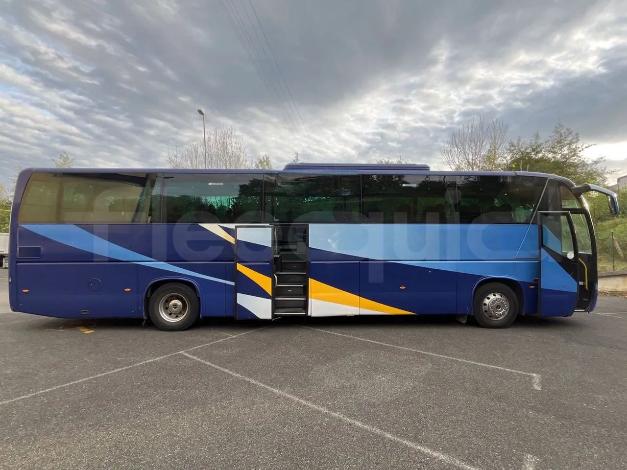 Irisbus 397E.12 397EF3/ Euro 5 - 331 Kw - 12.8 Mt - right side doors open
