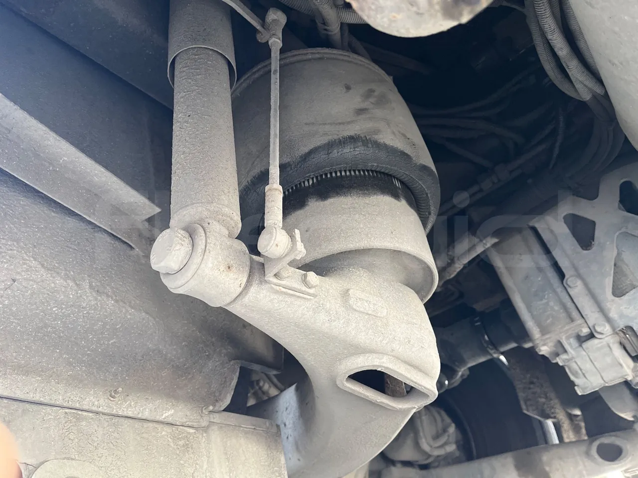 Irisbus New Domino 397E/12.4 - EUR4 - 331kW - 12.41m - axle 2 shock absorbers 2 left