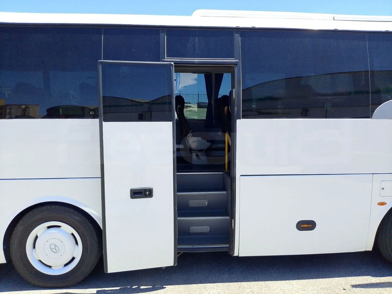 King Long XMQ6900 XMQ6900-3/ Euro 5 - 178Kw - 8,995 Mt - front door 3 open (mandatory for bus to scrap)