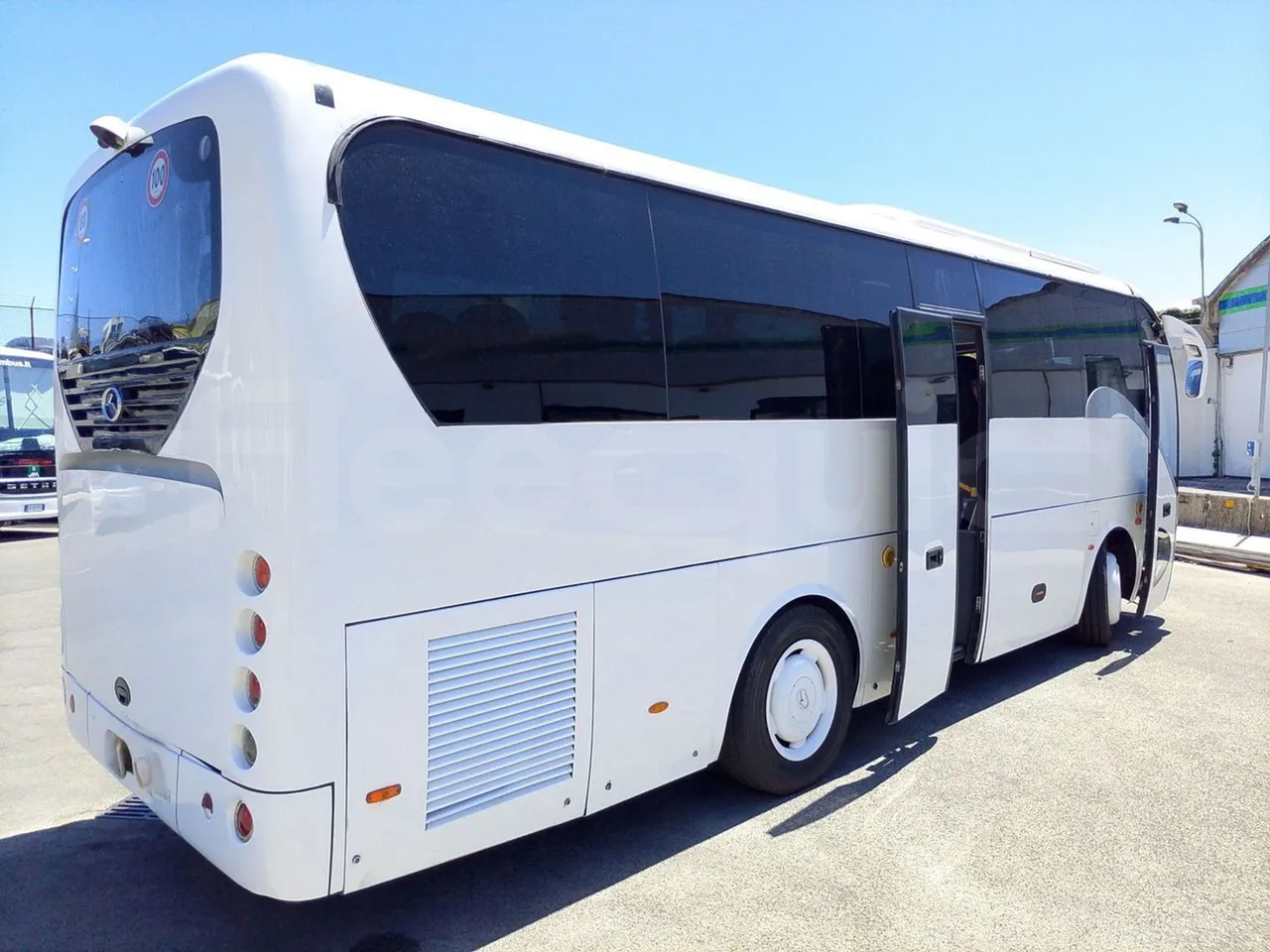 King Long XMQ6900 XMQ6900-3/ Euro 5 - 178Kw - 8,995 Mt - 3/4 right front doors open