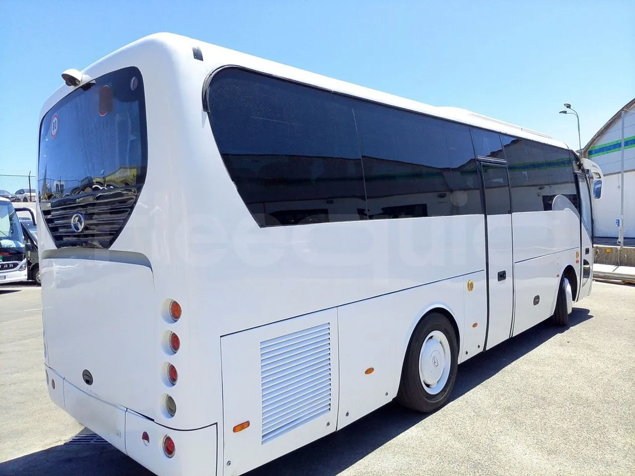 King Long XMQ6900 XMQ6900-3/ Euro 5 - 178Kw - 8,995 Mt - 3/4 right rear doors closed