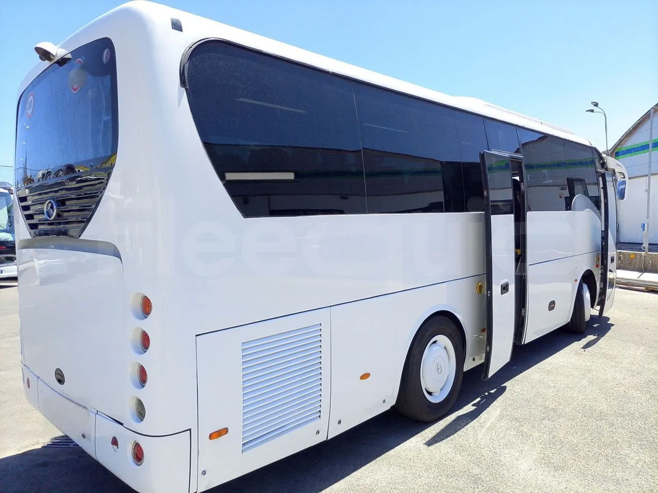 King Long XMQ6900 XMQ6900-3/ Euro 5 - 178Kw - 8,995 Mt - 3/4 right rear doors open