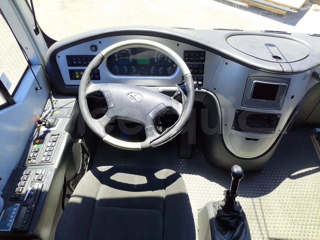 King Long XMQ6900 XMQ6900-3/ Euro 5 - 178Kw - 8,995 Mt - buttons panels on (mandatory for bus to scrap)