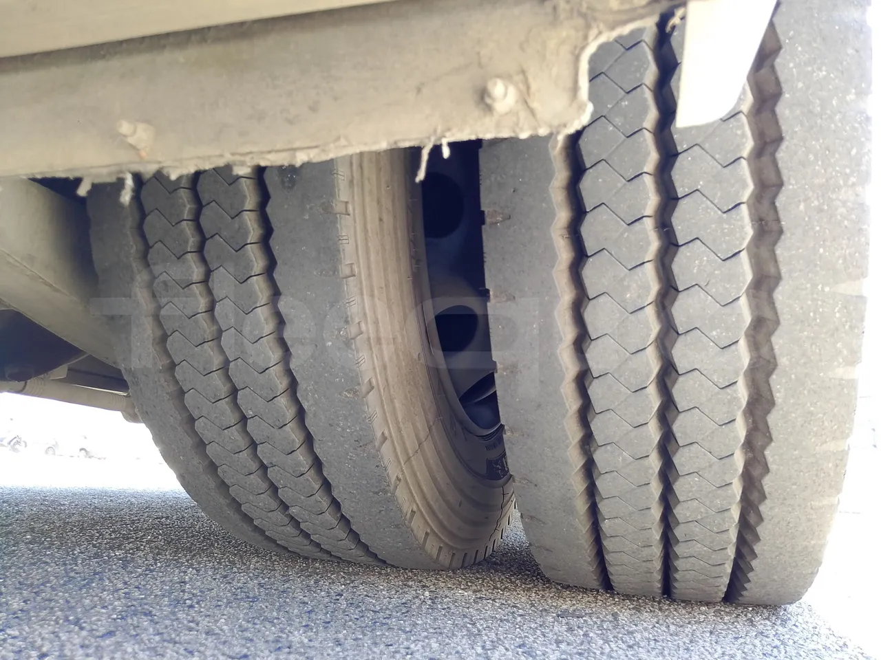 King Long XMQ6900 XMQ6900-3/ Euro 5 - 178Kw - 8,995 Mt - tread condition second axle tires right