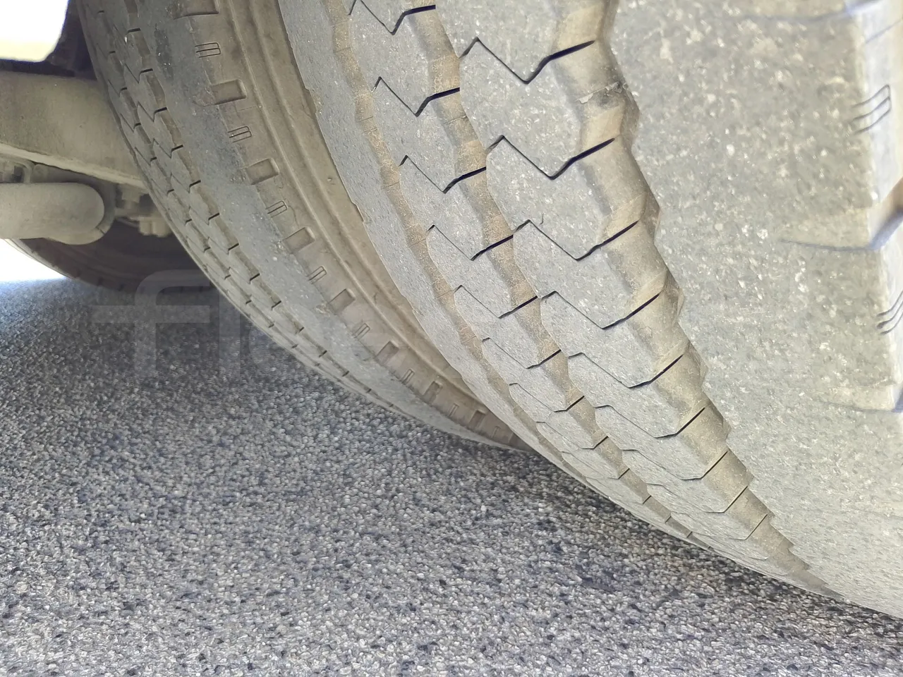 King Long XMQ6900 XMQ6900-3/ Euro 5 - 178Kw - 8,995 Mt - tread condition third axle tires left