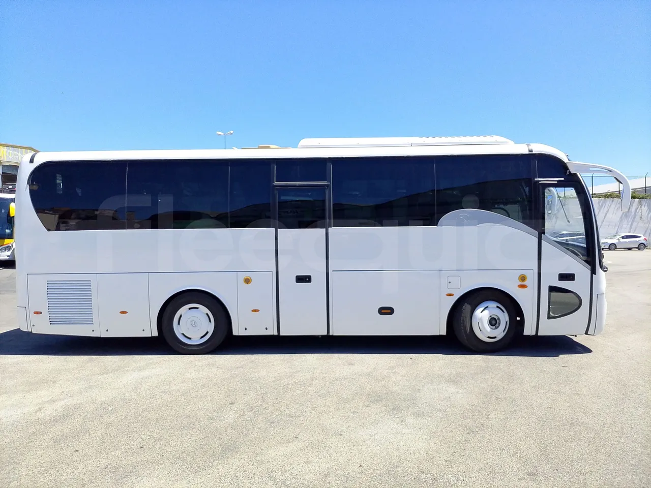 King Long XMQ6900 XMQ6900-3/ Euro 5 - 178Kw - 8,995 Mt - right side doors closed