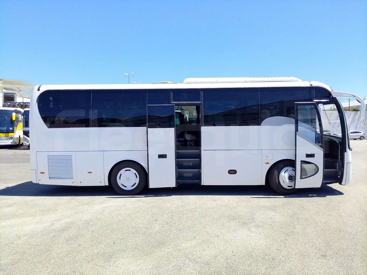 King Long XMQ6900 XMQ6900-3/ Euro 5 - 178Kw - 8,995 Mt - right side doors open