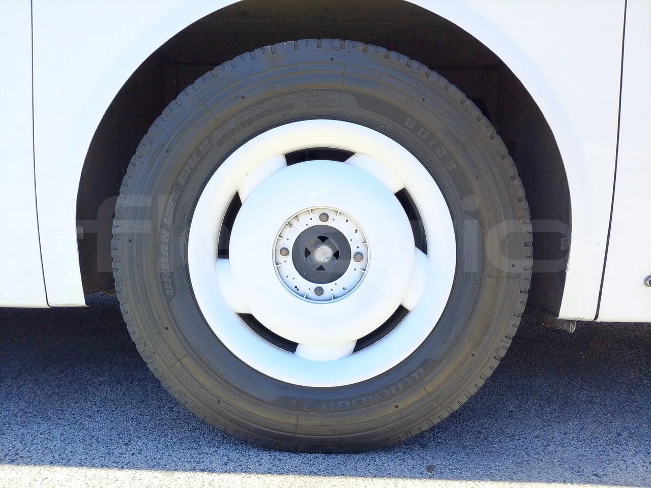 King Long XMQ6900 XMQ6900-3/ Euro 5 - 178Kw - 8,995 Mt - rear left tire photo