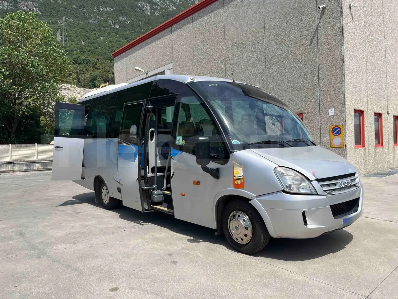 Iveco Unvi Compa - 3/4 right front doors open