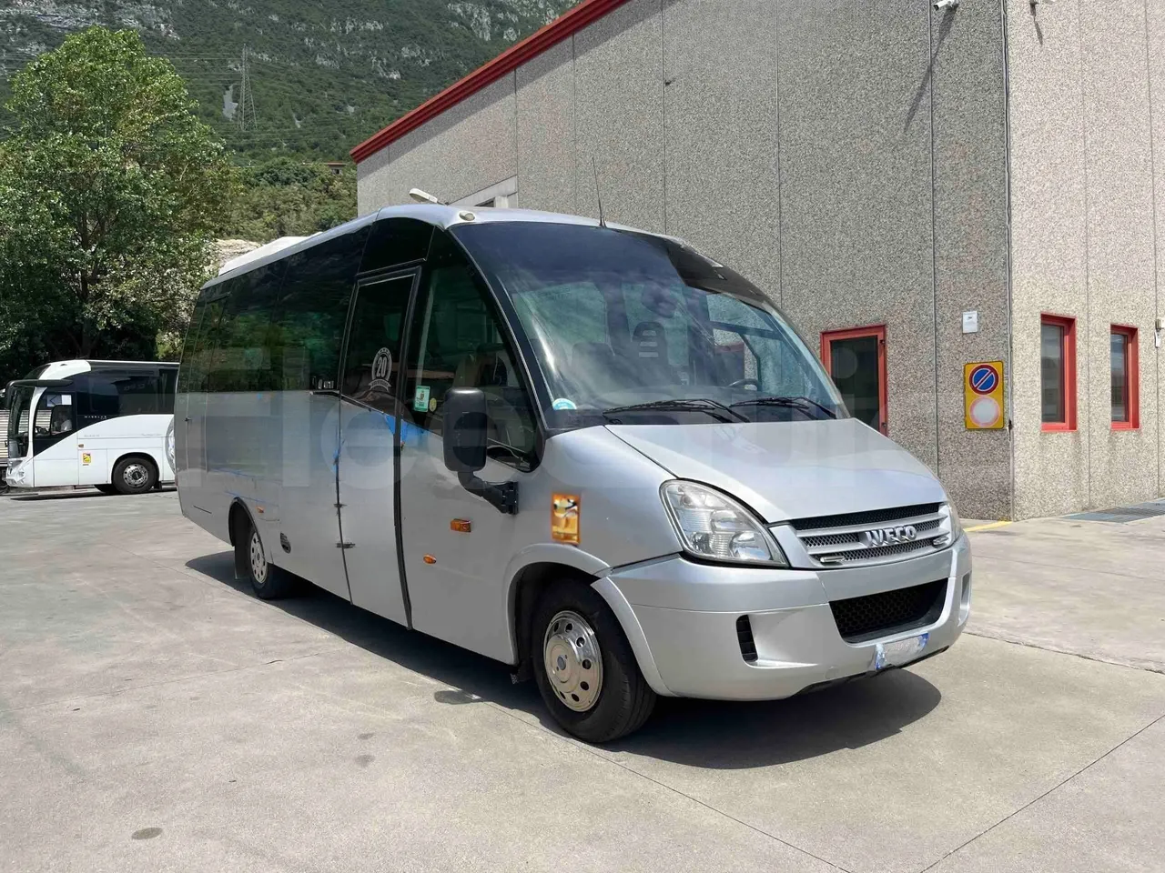 Iveco Unvi Compa - Base cover photo