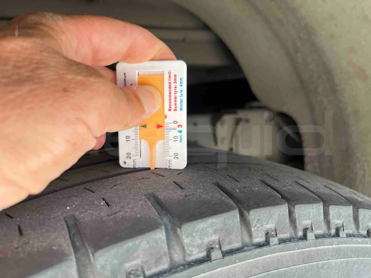Iveco Unvi Compa - tread condition front tires left