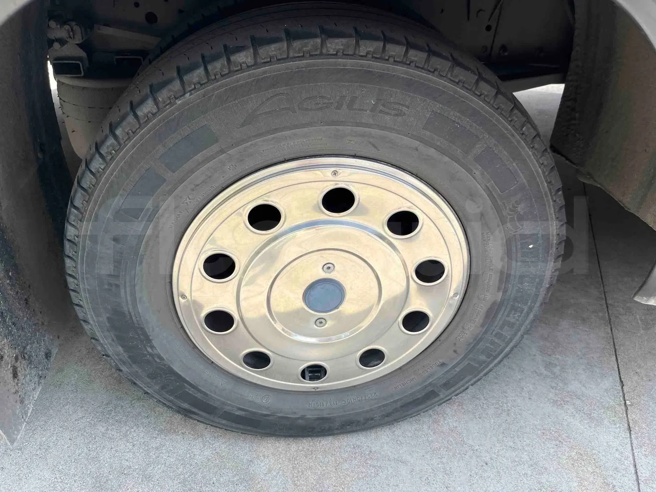 Iveco Unvi Compa - tread condition front tires right