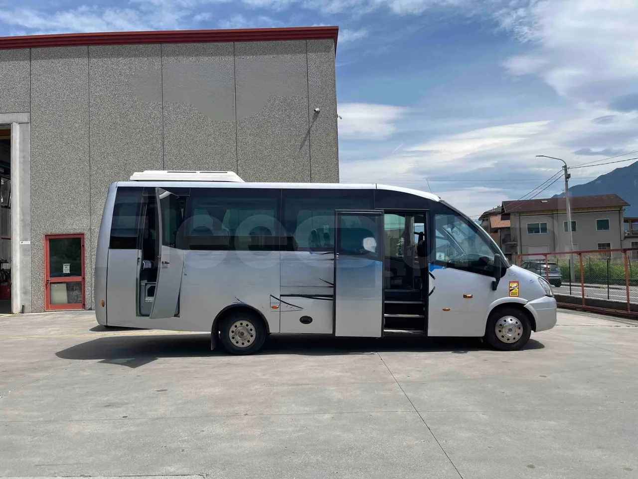 Iveco Unvi Compa - right side doors open