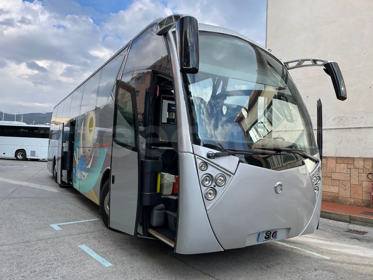 Iveco 397E Atlantis - EUR3 - 316kW - 13.750m - 3/4 right front doors open