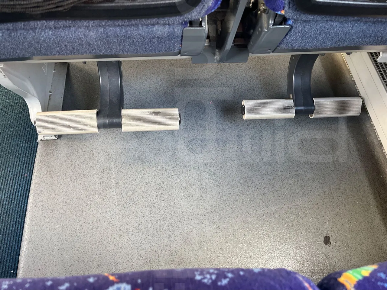 Iveco 397E Atlantis - EUR3 - 316kW - 13.750m - footrest detail photo