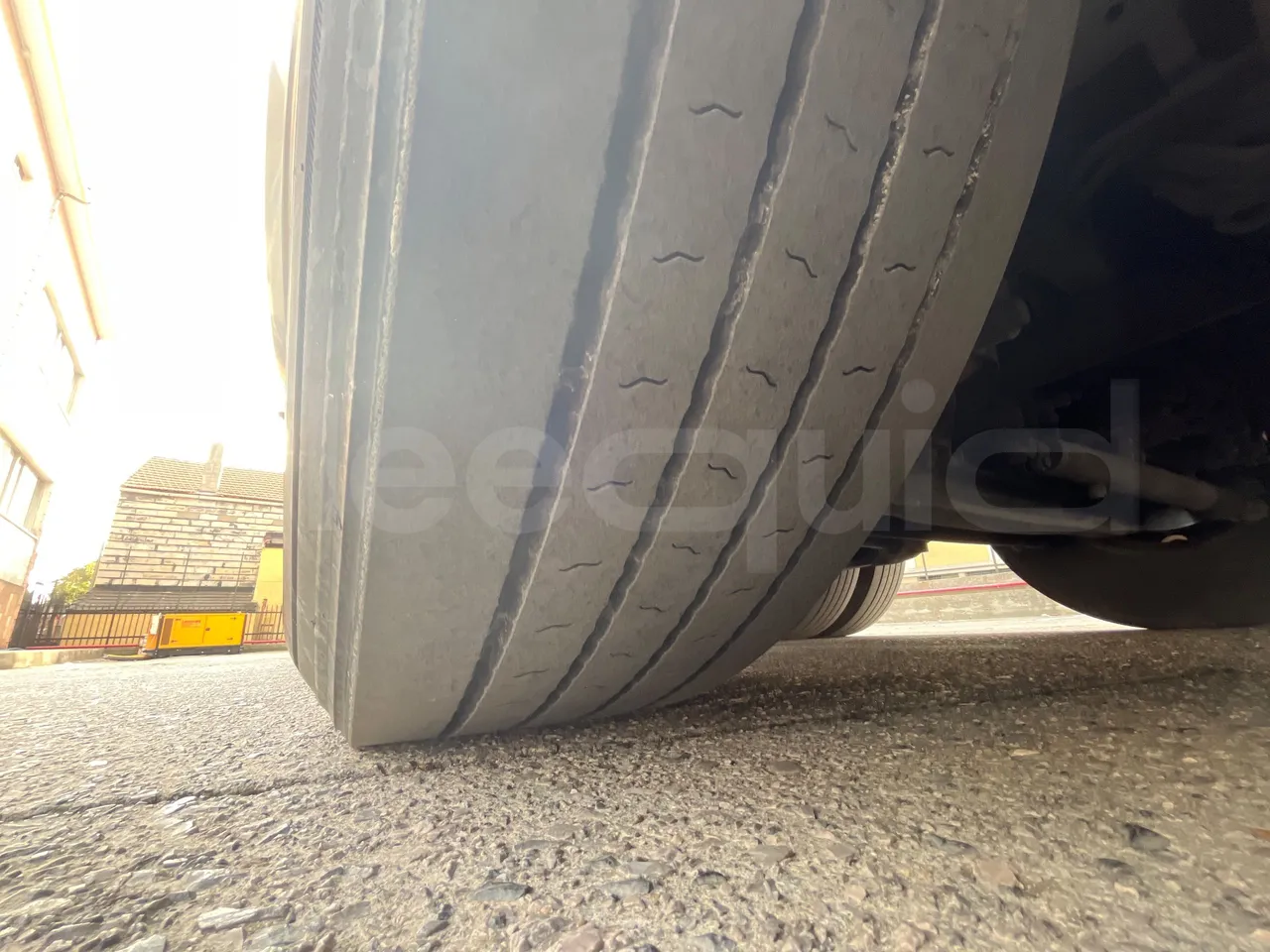 Iveco 397E Atlantis - EUR3 - 316kW - 13.750m - tread condition third axle tires left