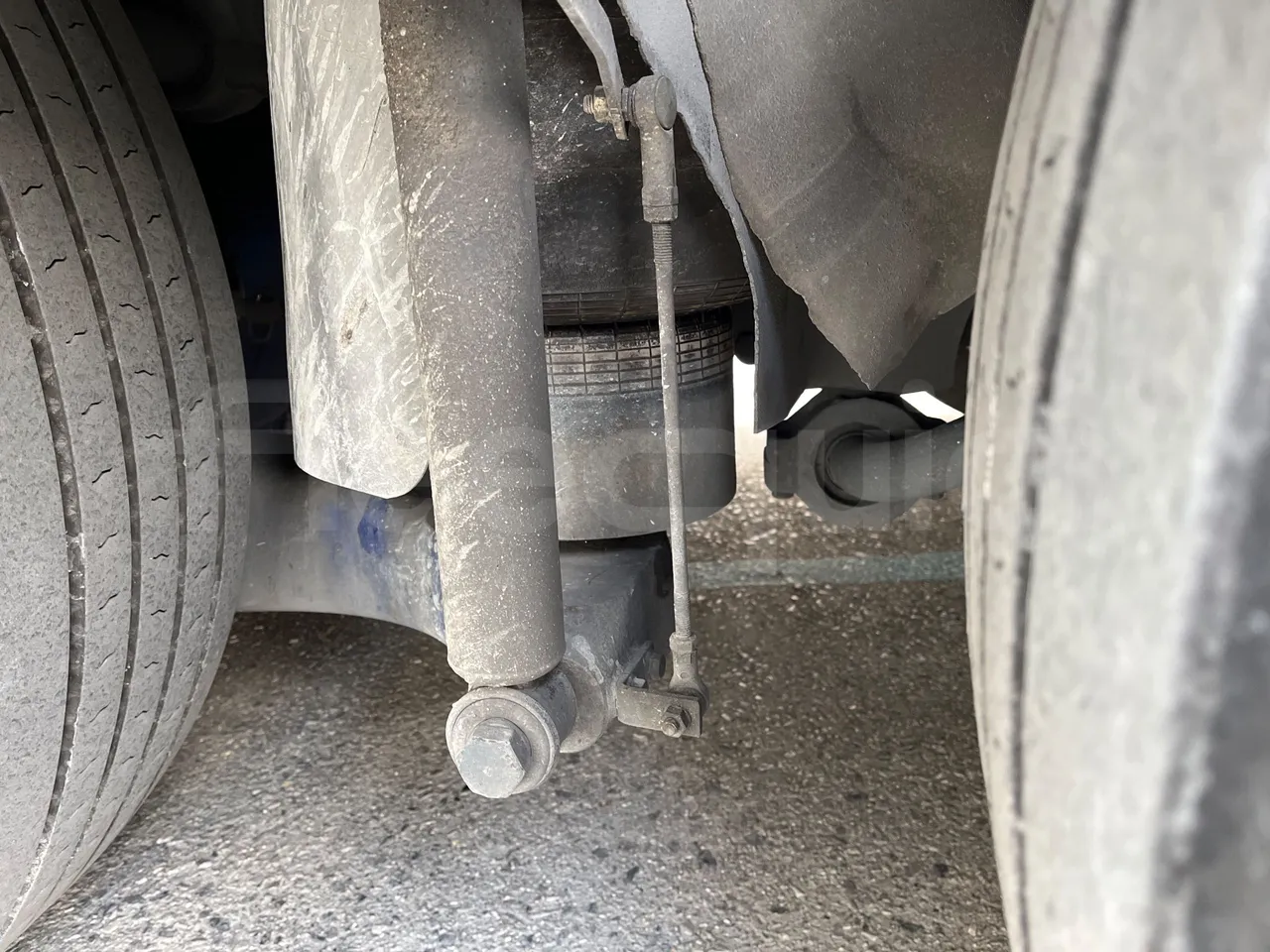 Iveco 397E Atlantis - EUR3 - 316kW - 13.750m - axle 2 shock absorbers 1 left