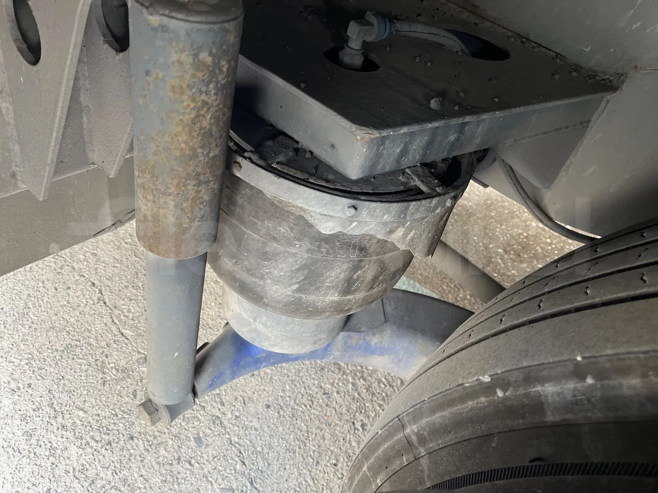 Iveco 397E Atlantis - EUR3 - 316kW - 13.750m - axle 2 shock absorbers 1 right