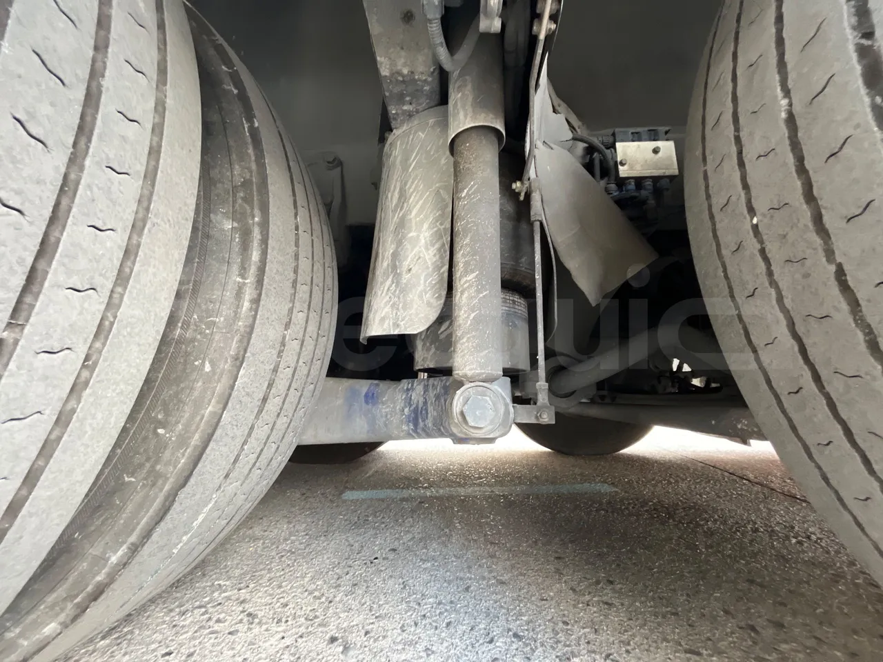 Iveco 397E Atlantis - EUR3 - 316kW - 13.750m - axle 2 shock absorbers 2 left