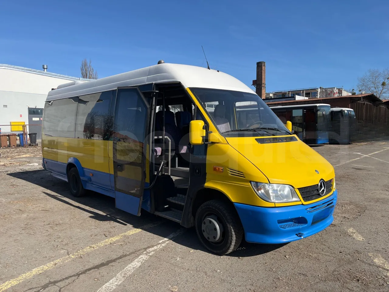 Mercedes-Benz Sprinter 416CDI - EUR4 - 115kW - 6.985m - 3/4 right front doors open