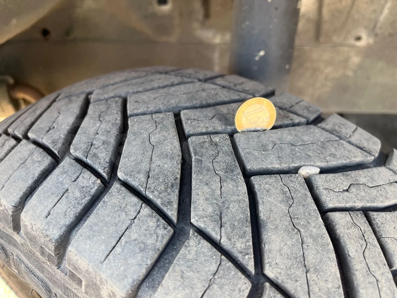 Mercedes-Benz Sprinter 416CDI - EUR4 - 115kW - 6.985m - tread condition front tires left