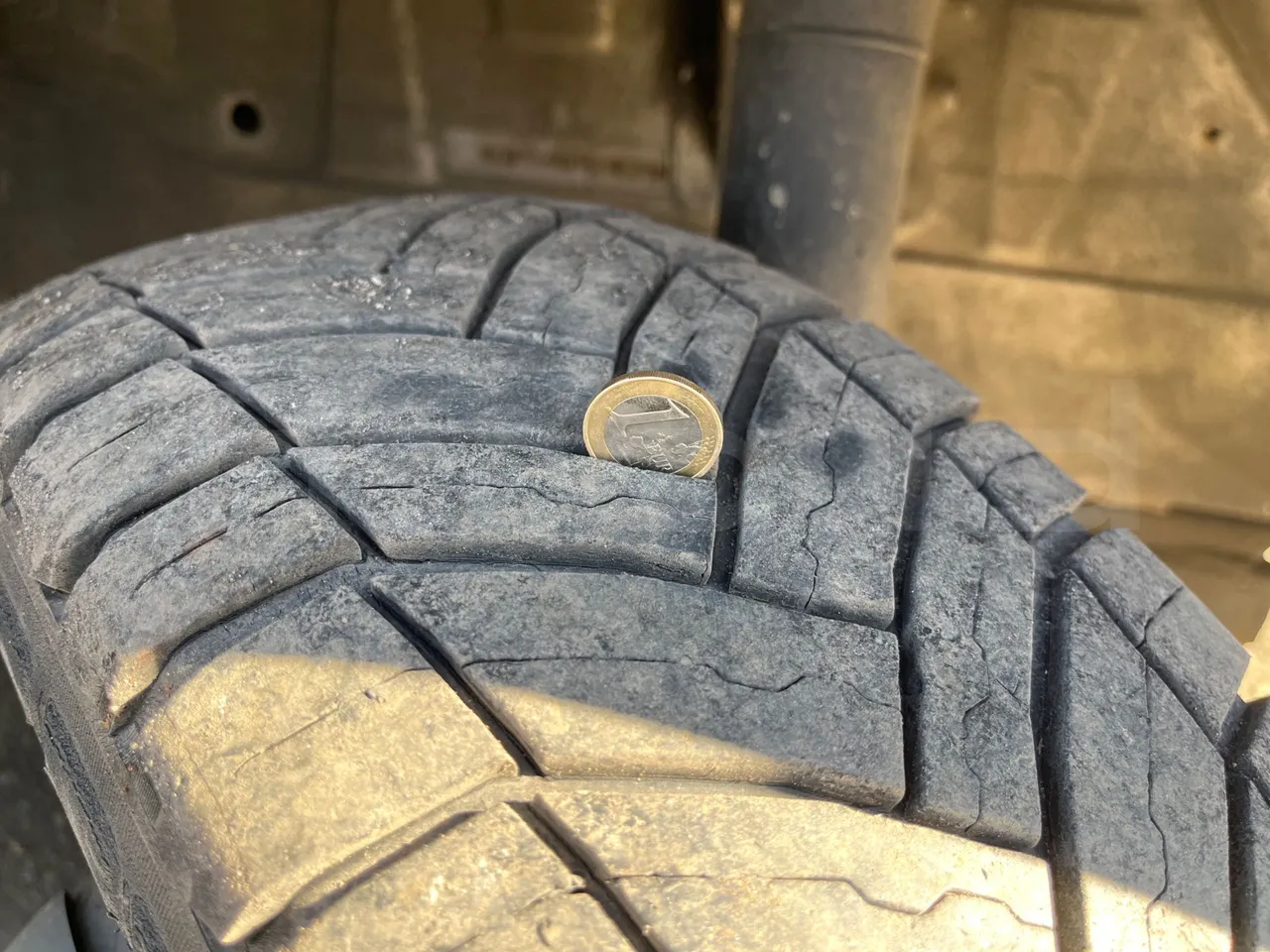 Mercedes-Benz Sprinter 416CDI - EUR4 - 115kW - 6.985m - tread condition front tires right