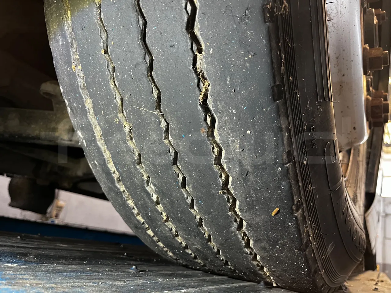 King Long XMQ6120C 2AL 2AA2B - EUR5 - 250kW - 12.200m - tread condition front tires right