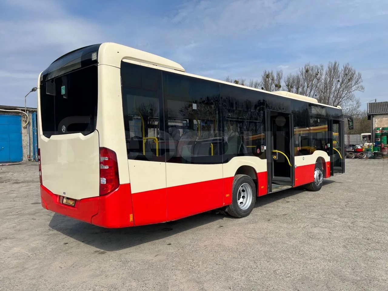 Mercedes-Benz Citaro K O530 - Euro 6 - 220 kW - 10833 mt - 3/4 right rear doors open