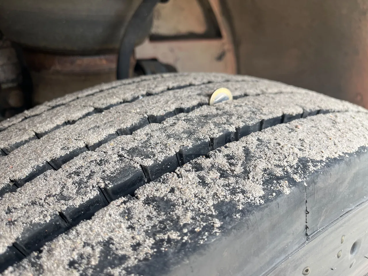 Mercedes-Benz Citaro K O530 - Euro 6 - 220 kW - 10833 mt - tread condition front tires left