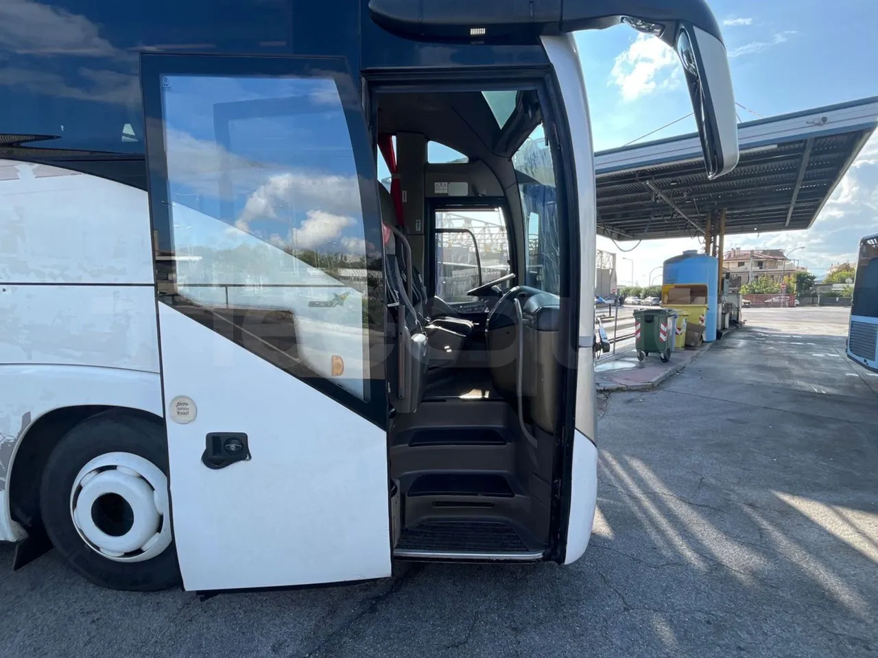 Iveco Irisbus France SFR310/ Euro 5 - 331 Kw - 13.854 Mt - front door 1 open