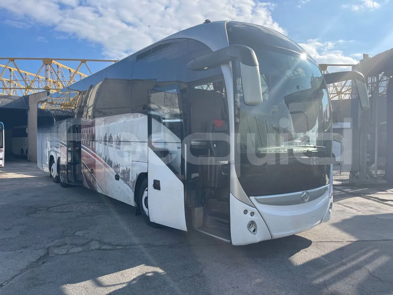 Iveco Irisbus France SFR310/ Euro 5 - 331 Kw - 13.854 Mt - 3/4 right front doors open