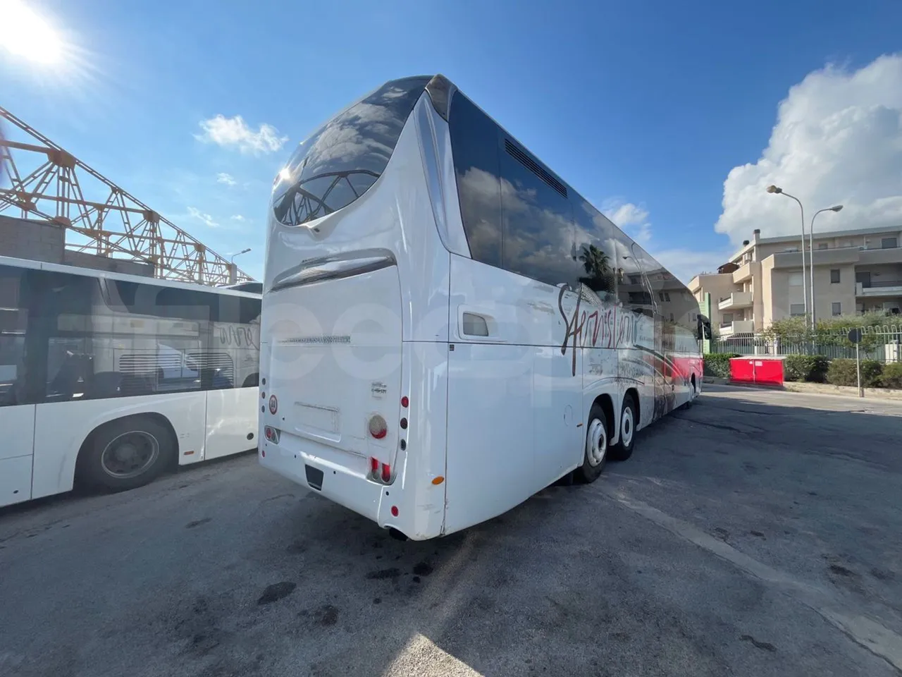 Iveco Irisbus France SFR310/ Euro 5 - 331 Kw - 13.854 Mt - 3/4 right rear doors closed