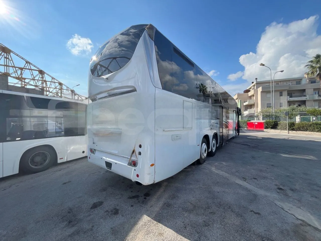 Iveco Irisbus France SFR310/ Euro 5 - 331 Kw - 13.854 Mt - 3/4 right rear doors open