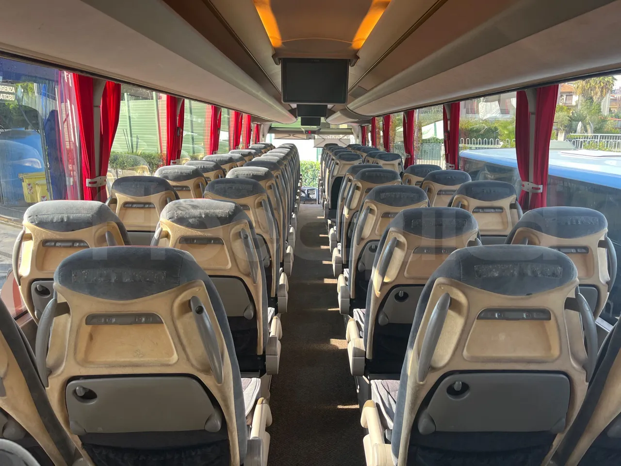 Iveco Irisbus France SFR310/ Euro 5 - 331 Kw - 13.854 Mt - forward view middle aisle