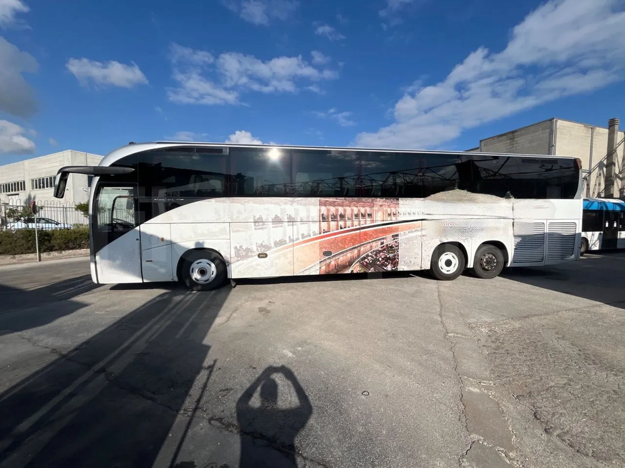 Iveco Irisbus France SFR310/ Euro 5 - 331 Kw - 13.854 Mt - right side doors open