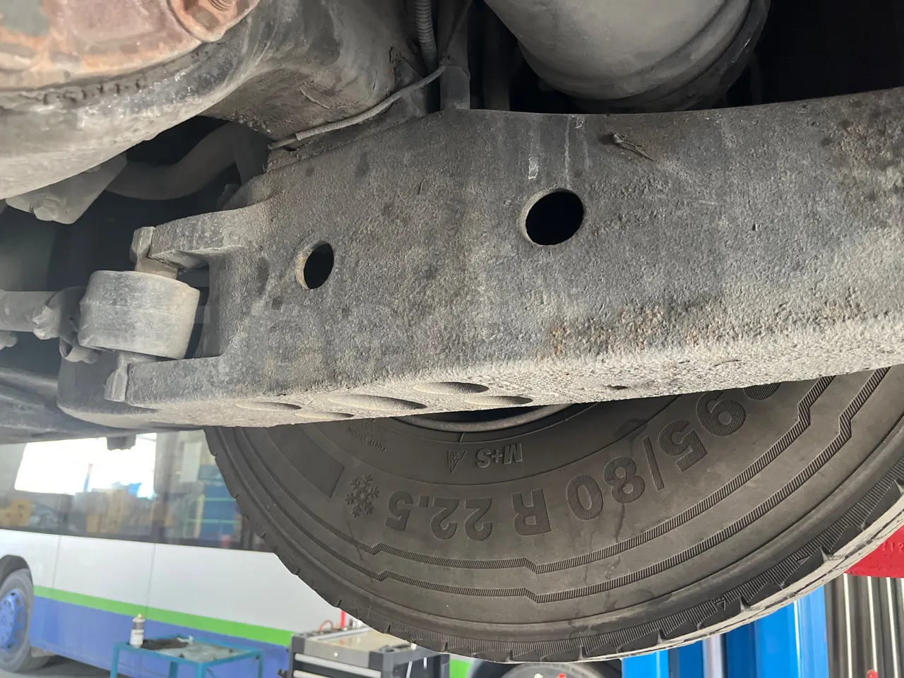 Iveco Irisbus France SFR310/ Euro 5 - 331 Kw - 13.854 Mt - axle 3 left side
