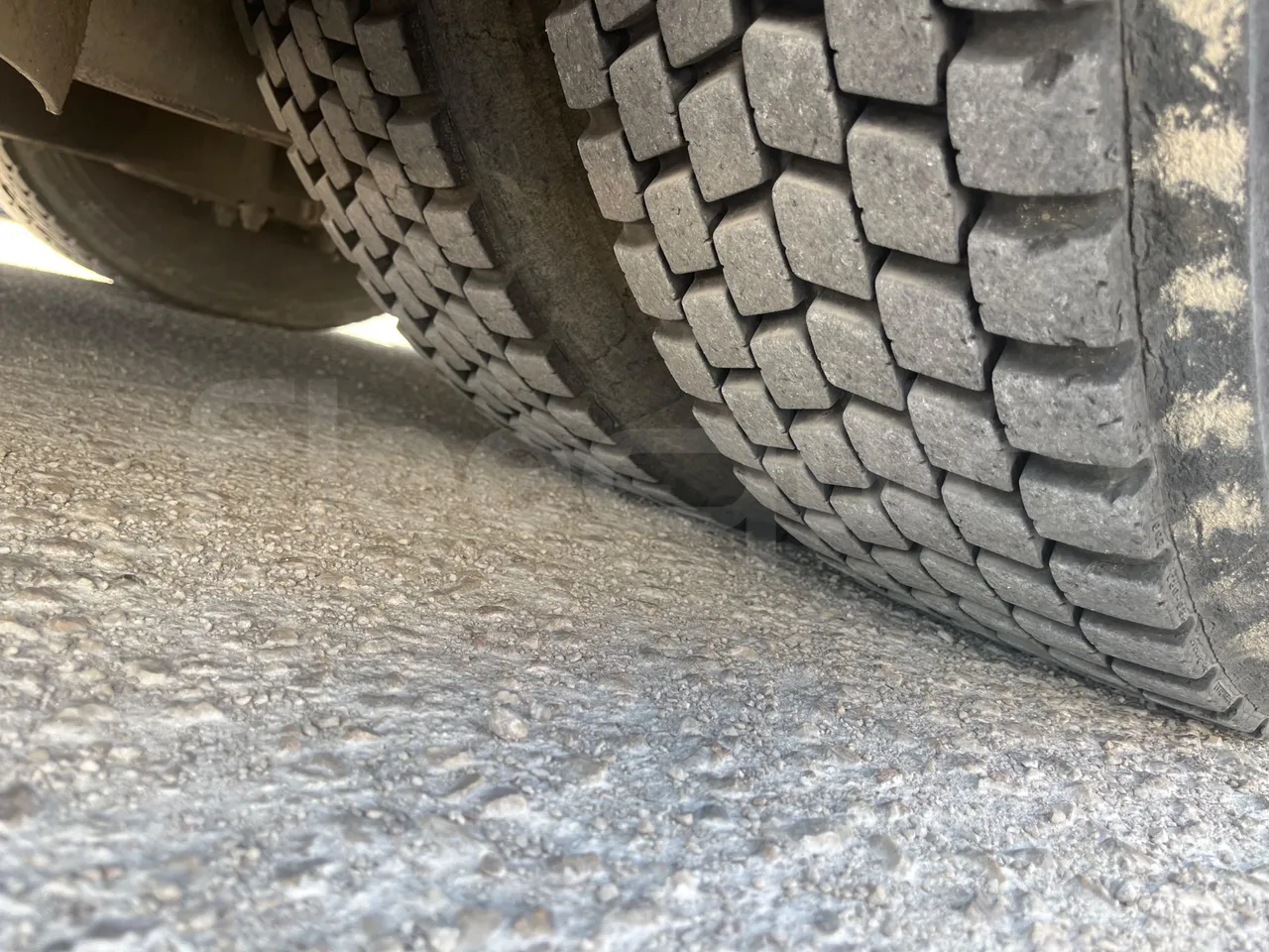 Man Lion's City T A78 - EUR4 - 191kW - 11.857m - tread condition front tires left