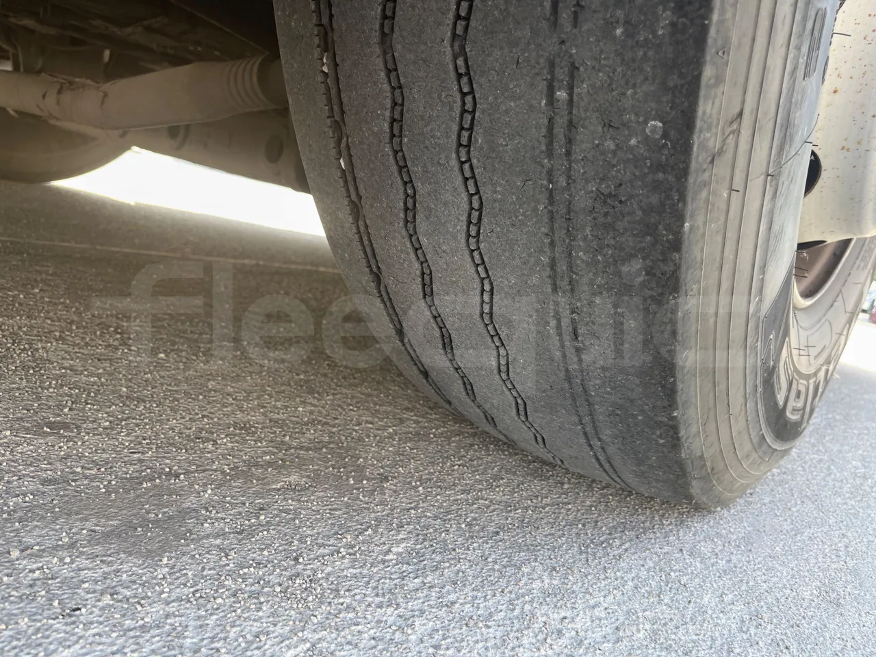 Man Lion's City T A78 - EUR4 - 191kW - 11.857m - tread condition front tires right