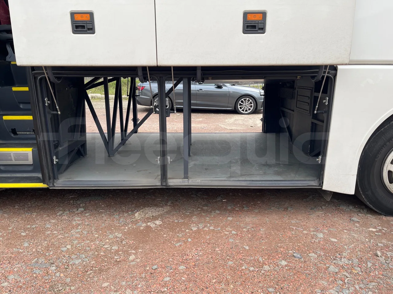 Man Lion's Coach R07 - Euro5 - 294kW - 12mt - 3/4 right front doors open