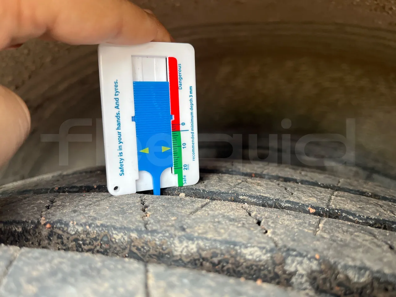 Man Lion's Coach R07 - Euro5 - 294kW - 12mt - front left tire measurements