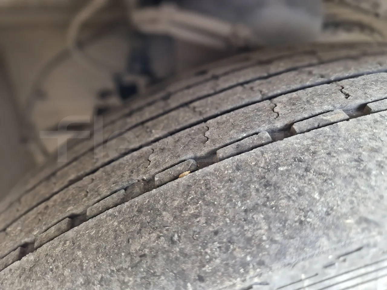 Setra S315 UL-EUR3-12m-185Kw - tread condition front tires left