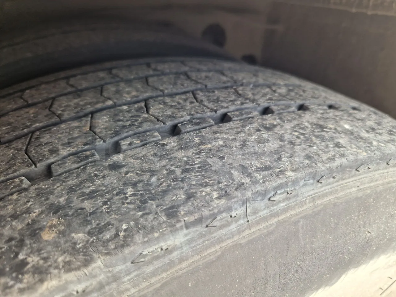Setra S315 UL-EUR3-12m-185Kw - tread condition second axle tires left
