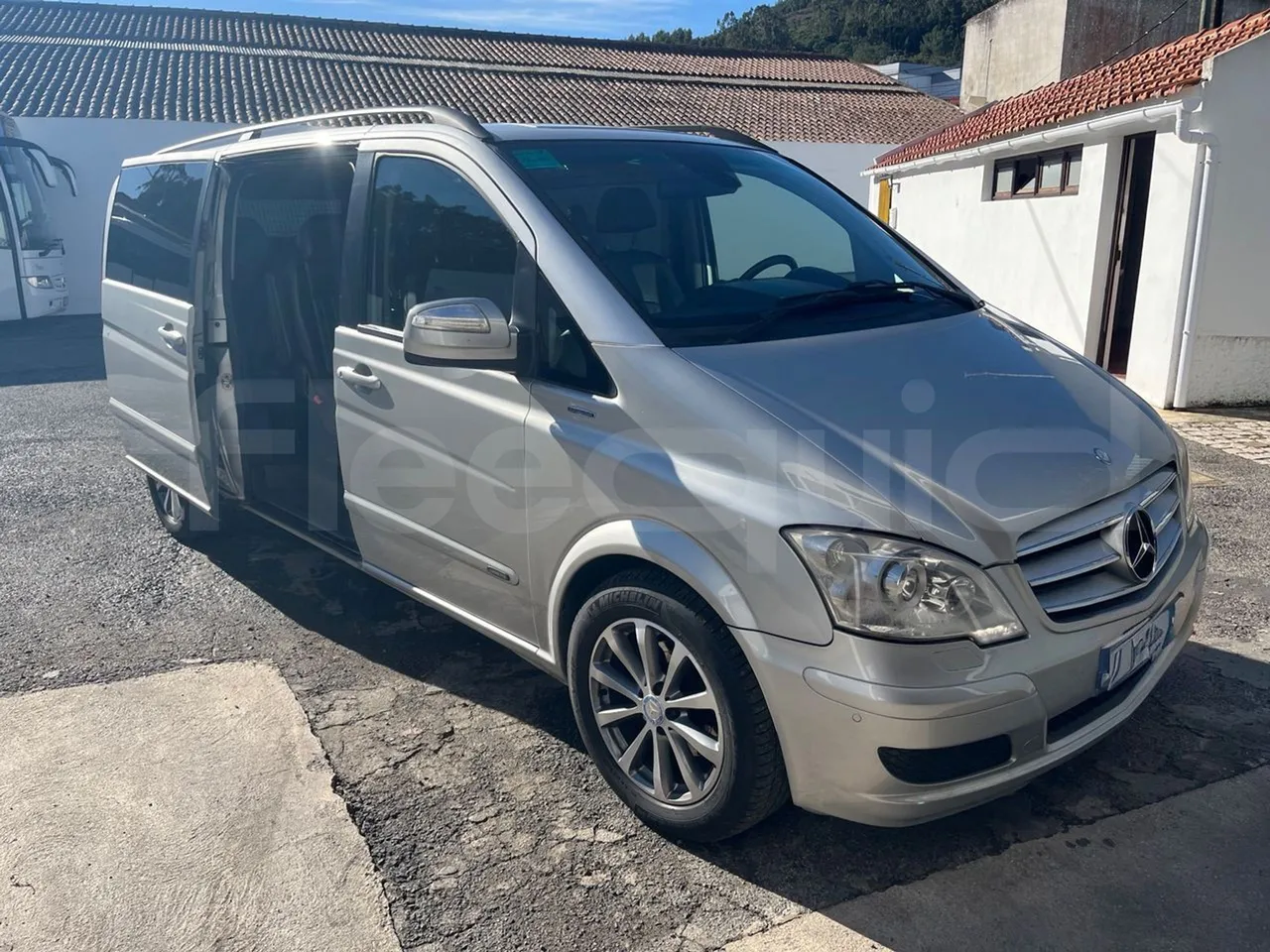 Mercedes-Benz Viano 639/2 - EUR5 - 120kW - 4.993m - 3/4 right front doors open