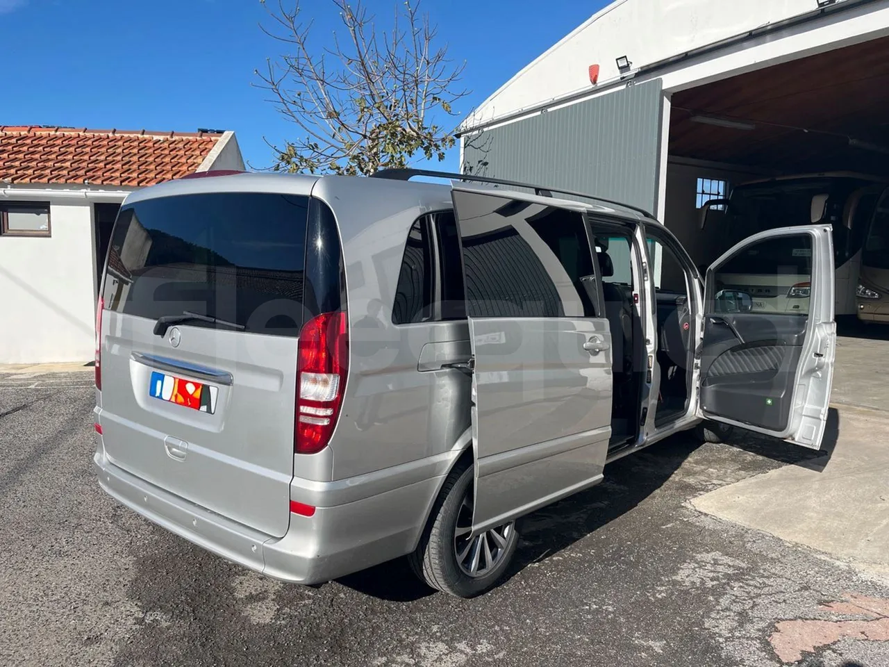 Mercedes-Benz Viano 639/2 - EUR5 - 120kW - 4.993m - 3/4 right rear doors open