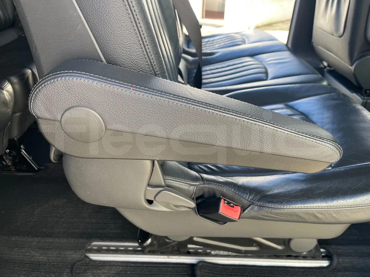 Mercedes-Benz Viano 639/2 - EUR5 - 120kW - 4.993m - armrest detail photo