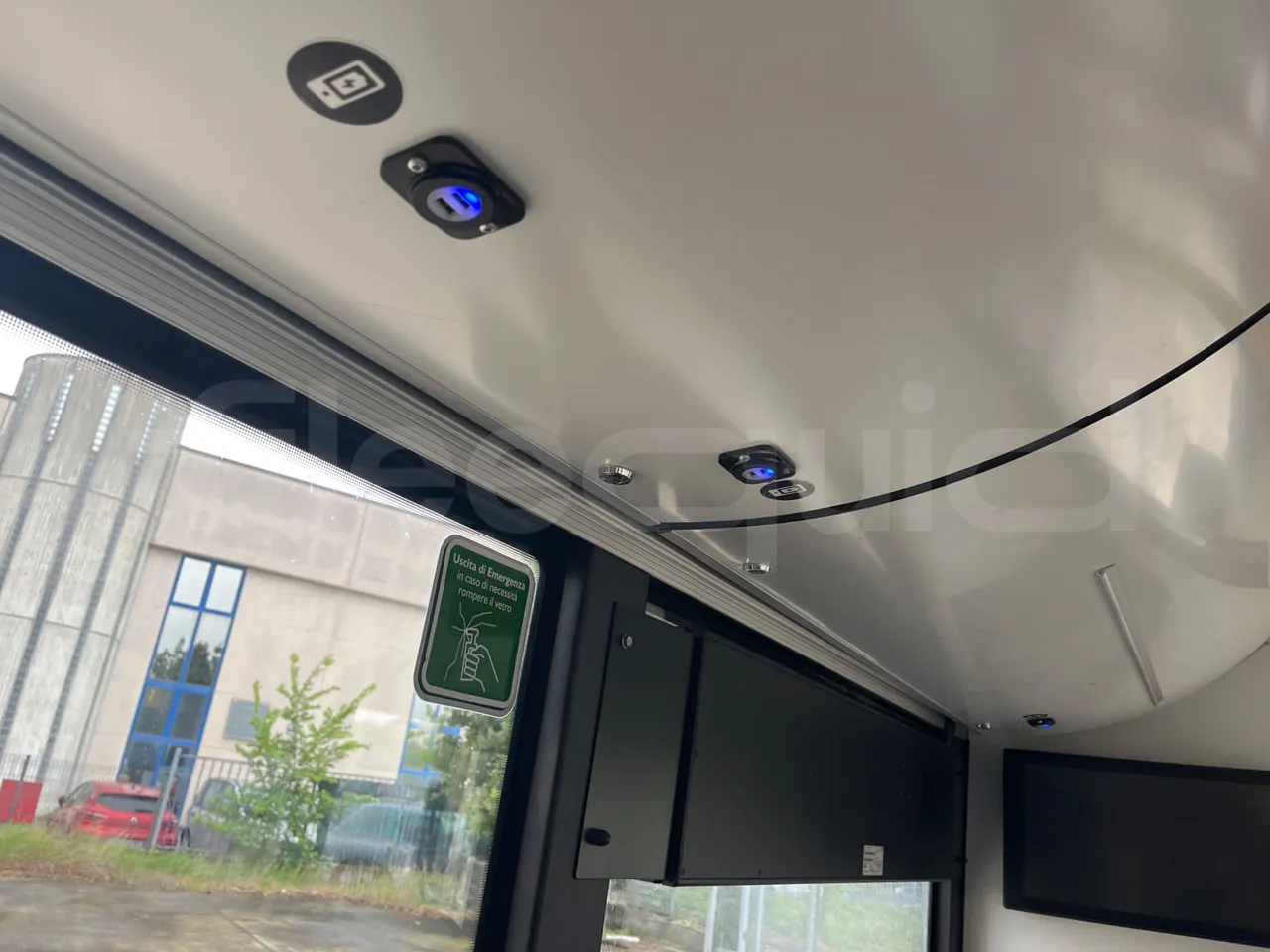 Solaris Urbino 12 - Euro6 - 240kW - 12mt - usb charging detail