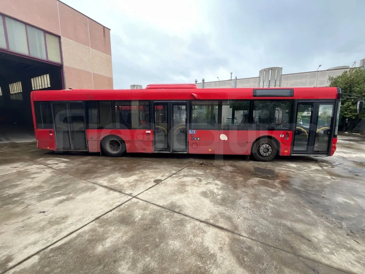 Solaris Urbino 12 - Euro6 - 240kW - 12mt - right side doors closed