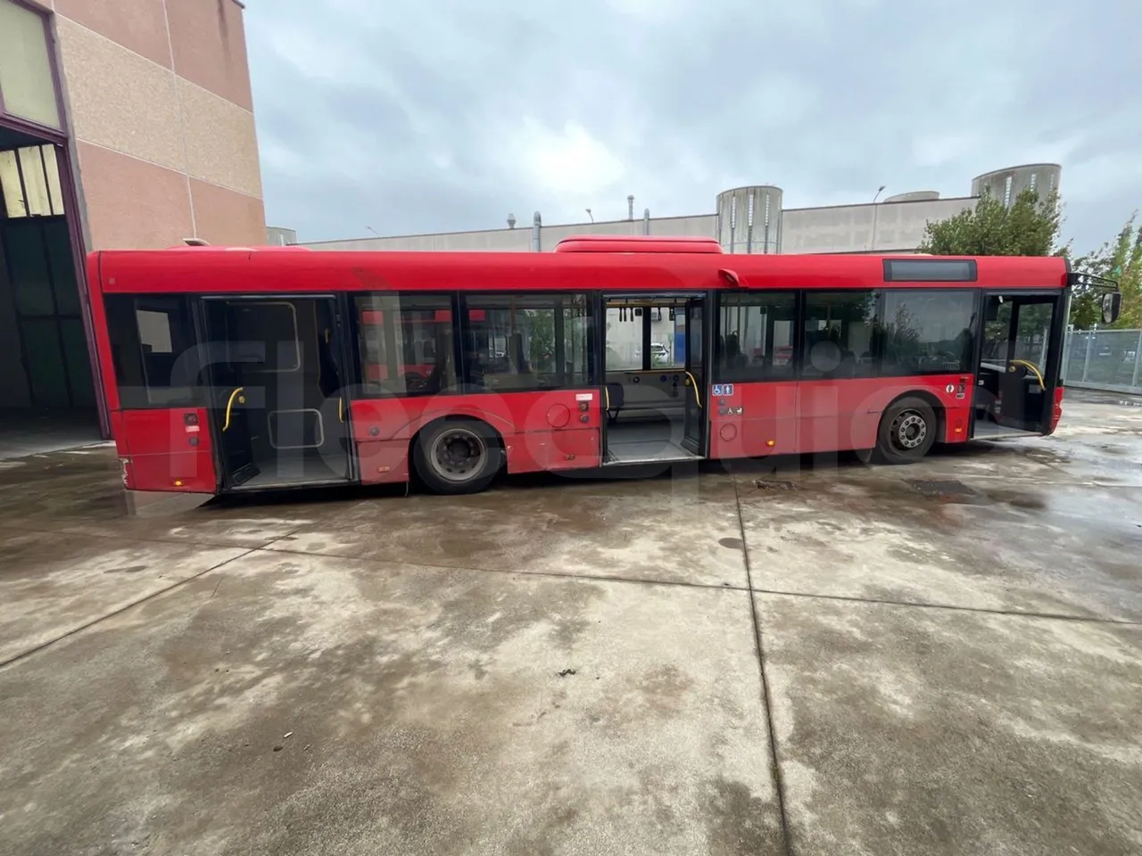 Solaris Urbino 12 - Euro6 - 240kW - 12mt - right side doors open