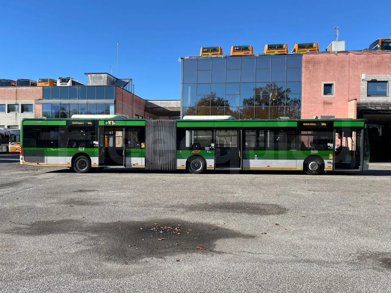 Mercedes-Benz O 530 G- 3P - Euro5 - 260kW - 17.940mt - 3/4 right front doors open